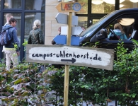 Ein selbstgebautes Schild mit www.campus.uhlenhorst.de darauf geschrieben